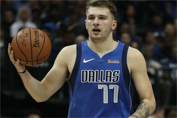 短道速滑赛道为啥要浇水？人民日报.