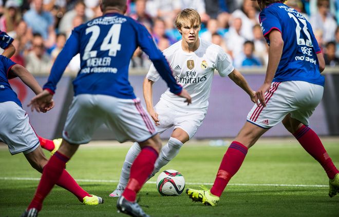 詹姆斯妻子更新社媒 晒与丈夫一起练普拉提视频